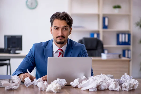 Junge männliche Mitarbeiter im Brainstorming-Konzept — Stockfoto