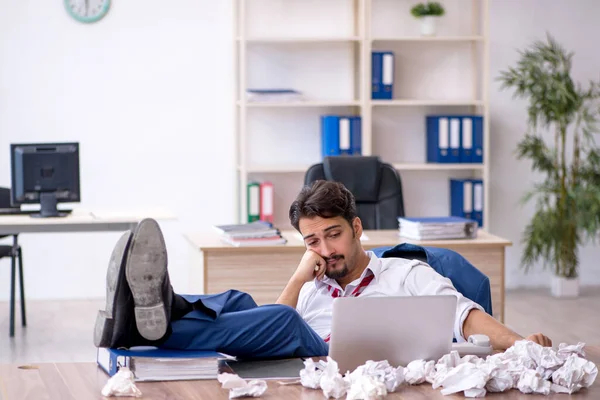 Beyin fırtınası konseptinde genç bir erkek çalışan.