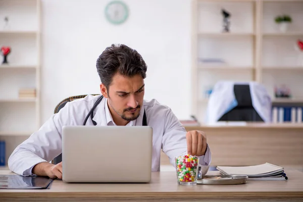 Klinikte çalışan genç erkek doktor. — Stok fotoğraf