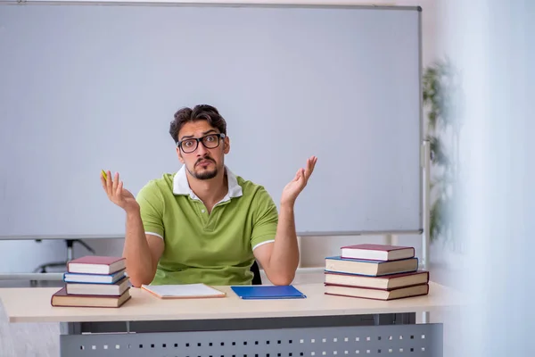 Joven estudiante masculino preparándose para los exámenes en el aula —  Fotos de Stock