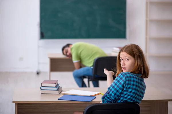Dva studenti sedící ve třídě — Stock fotografie