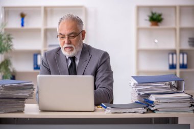 Eski erkek çalışanım ve ofiste çok işim var.