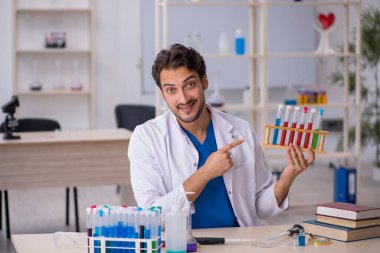 Laboratuvarda çalışan genç bir kimyager.