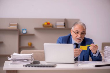 Yaşlı erkek patron salgın sırasında evden çalışıyor.