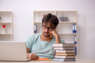 Sınavlara hazırlanan genç bir erkek öğrenci.