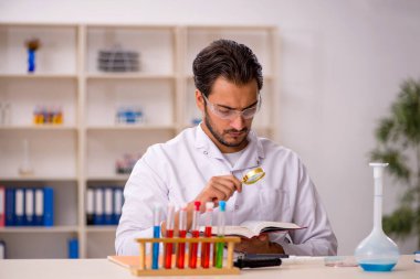 Laboratuvarda çalışan genç bir kimyager.