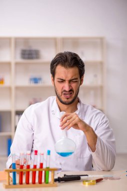 Laboratuvarda çalışan genç bir kimyager.