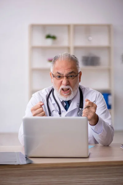 Alter Arzt im telemedizinischen Konzept — Stockfoto