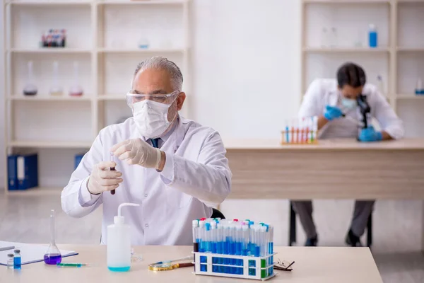 Två manliga kemist arbetar på labbet — Stockfoto