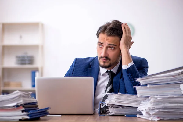 Junge männliche Mitarbeiter und zu viel Arbeit im Büro — Stockfoto