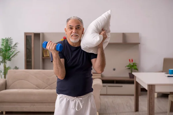 Viejo haciendo ejercicios deportivos en casa — Foto de Stock