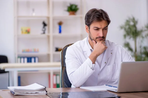 Teletıp konseptinde genç bir doktor. — Stok fotoğraf