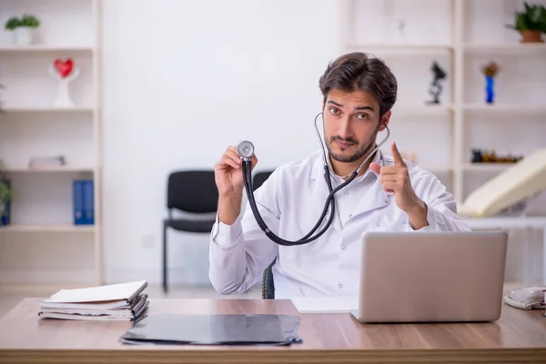 Klinikte çalışan genç erkek doktor. — Stok fotoğraf