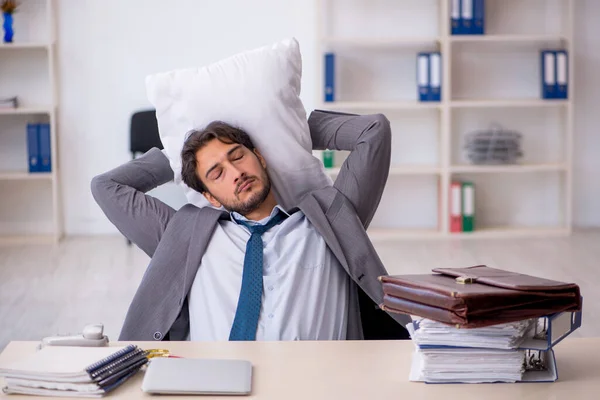 Ung manlig anställd i oversleeping koncept — Stockfoto