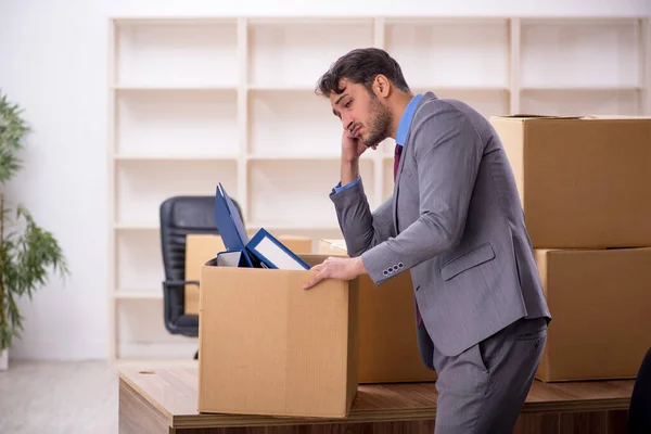 Jeune employé masculin dans le concept de déménagement de bureau — Photo