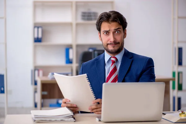 Junge männliche Angestellte im Büro — Stockfoto