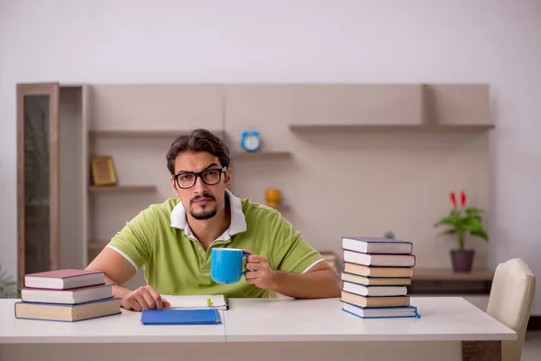 Joven estudiante masculino estudiando en casa — Foto de Stock