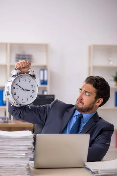 Jeune employé masculin dans le concept de gestion du temps — Photo