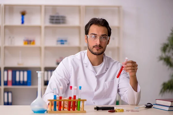 Jonge mannelijke chemicus werkt in het lab — Stockfoto