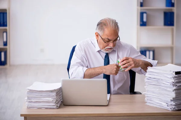 Alt männlich mitarbeiter feeling schlecht im die büro — Stockfoto