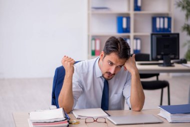 Ofiste çalışan genç bir erkek.