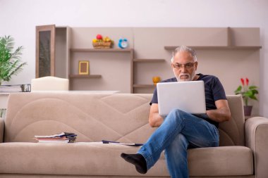 Salgın sırasında evde çalışan yaşlı bir erkek işçi.