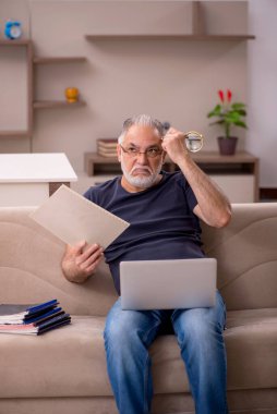 Salgın sırasında evde çalışan yaşlı bir erkek işçi.