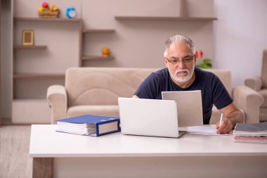 Salgın sırasında evde çalışan yaşlı bir erkek işçi.