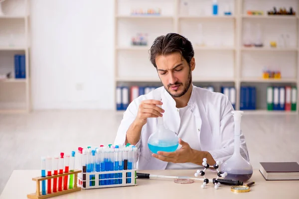 Jonge mannelijke chemicus werkt in het lab — Stockfoto