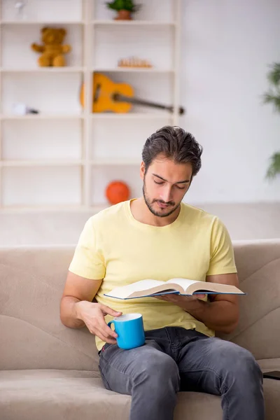 パンデミックの間に家で本を読んでいる若者 — ストック写真