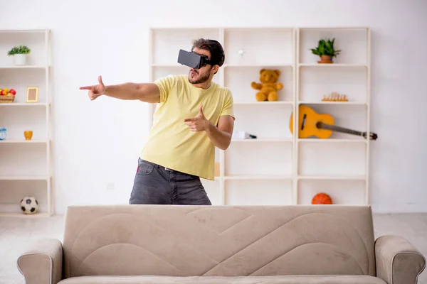 Jeune homme portant des lunettes virtuelles à la maison — Photo