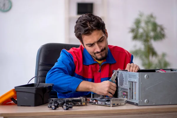 Young male repairman repairing computer — Stock Photo, Image