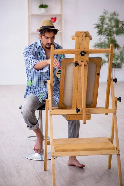 Młody człowiek lubi malować w studio — Zdjęcie stockowe