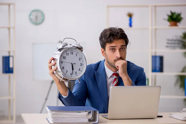Ung manlig anställd i time management koncept — Stockfoto