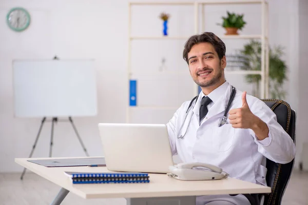 Jovem médico masculino no conceito de telemedicina — Fotografia de Stock