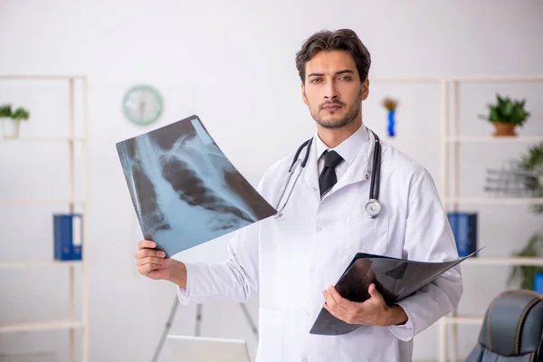 Jovem médico radiologista trabalhando na clínica — Fotografia de Stock