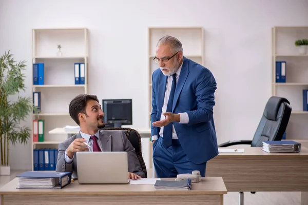 Due colleghi maschi che lavorano in ufficio — Foto Stock