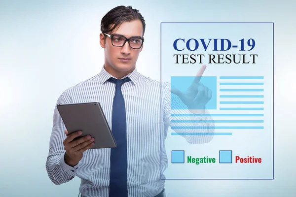 Concetto di coronavirus covid-19 test con uomo d'affari — Foto Stock