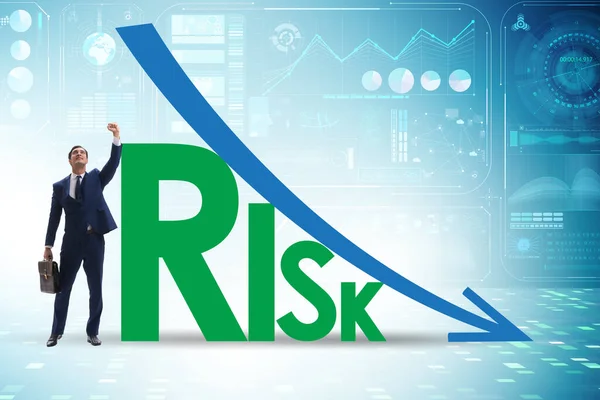 Conceito de redução e mitigação de riscos com empresário — Fotografia de Stock