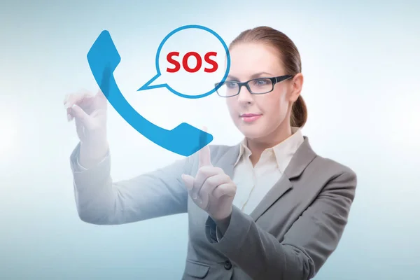 Donna d'affari premendo il pulsante SOS in caso di pericolo — Foto Stock