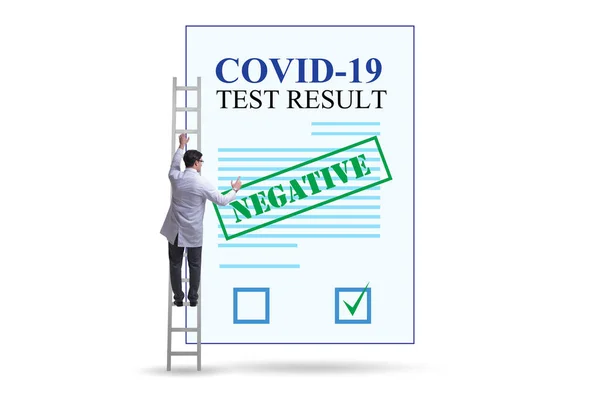 Człowiek w koncepcji coronavirus covid-19 test — Zdjęcie stockowe