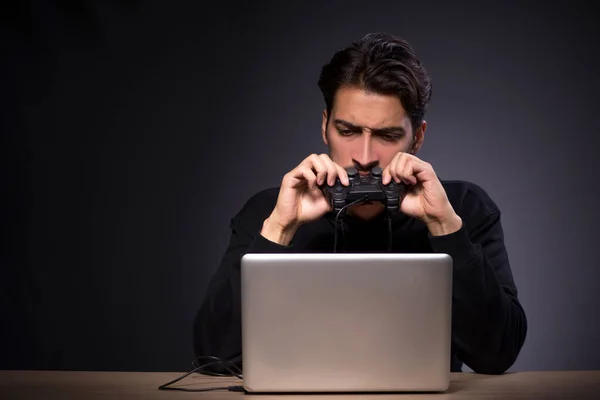 Ung man spelare på grå bakgrund — Stockfoto