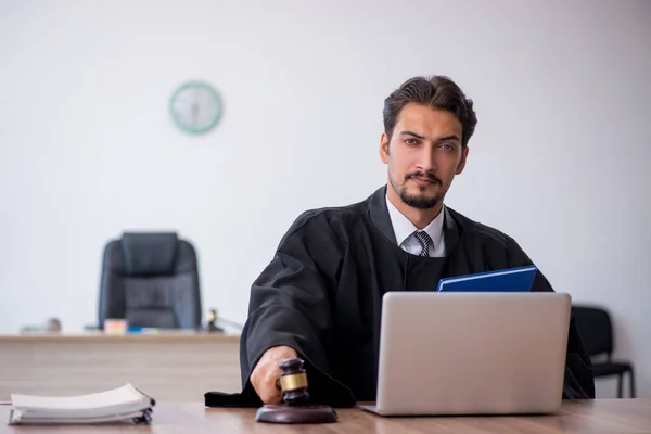 Jonge mannelijke rechter werkt in het gerechtsgebouw — Stockfoto