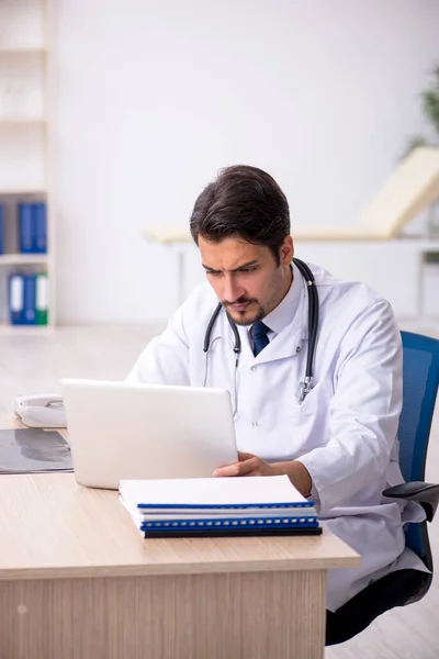 Junge Ärztin im telemedizinischen Konzept — Stockfoto