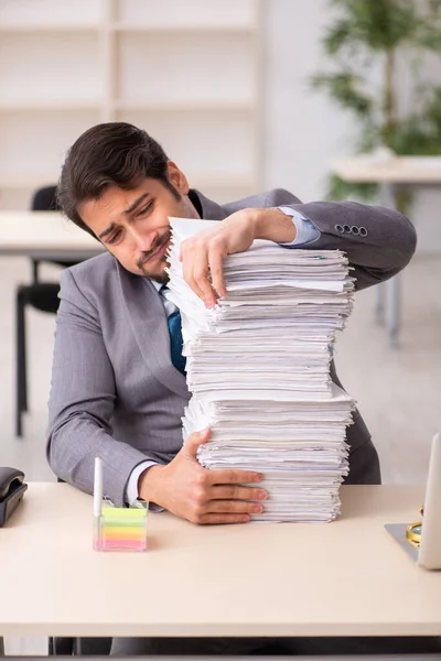 Ung manlig anställd missnöjd med överdrivet arbete på kontoret — Stockfoto