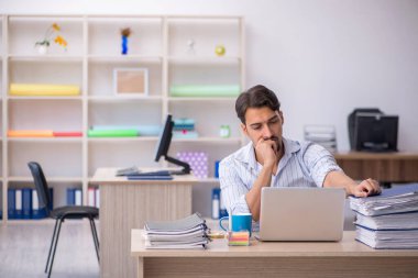 Ofiste çalışan genç bir erkek.