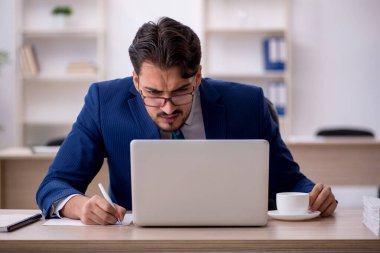 Molada kahve içen genç bir erkek.