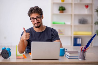 Ofiste çalışan genç erkek tasarımcı.