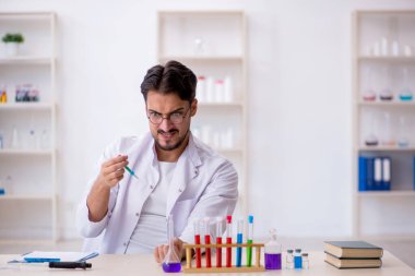 Laboratuvarda çalışan genç bir kimyager.