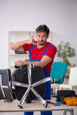 Atölyede çalışan genç bir tamirci.